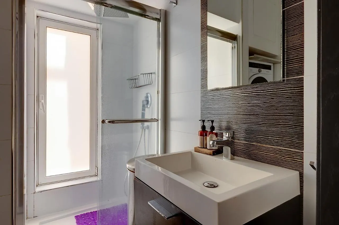 Apartment Exquisite Seafront Apart In Spinola Bay St Julians San Ġiljan